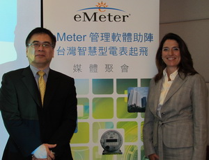 eMeter全球聯盟暨合作夥伴副總裁Lisa Caswell(右)，與eMeter大中華區業務拓展協理朱殿國(左)