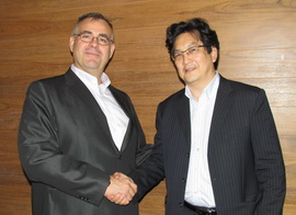 中華映管法務長楊銘彰(右)、高智發明全球授權業務部門資深副總裁Don Merino(左)共同合作，未來華映在面板產業將有更多的專利保障。