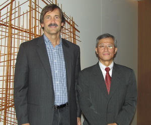 快捷半导体技术长Dan Kinzer(左)与亚太销售及市场营销暨应用工程副总裁兼台湾区总经理蓝建铜(右)。