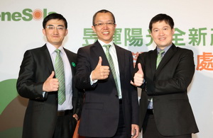 左起：Renesola昱輝陽光產品中心總監侯如鍾、亞太區總裁黃頌德，與台灣區總經理孫鍾右。