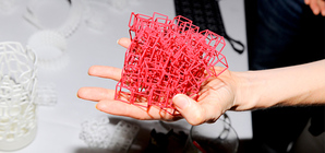 3D打印机可以轻松印制出形状复杂的物品