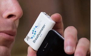 Breathometer可搭配智能型手机使用，协助测量血液中的酒精浓度。(图/itechpost.com)