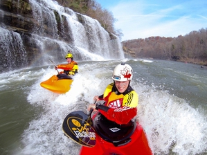 GoPro運動相機靠著運動品牌通路切入，裝在衝浪板上。