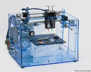 3D印表機的價格已降低至各規模企業皆能投資的水準（圖為Fab@Home Model 1 3D printer，圖片來源／http://en.wikipedia.org/）