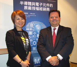 Mouser亞洲與歐洲資深營運副總裁Mark Burr-Lonnon(右)、與亞洲區行銷暨企業發展協理田吉平(左) BigPic:350x304
