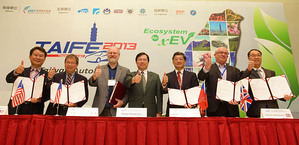 台灣車輛聯盟(TAIFE)今日與RMS,EDI, Smith EV等企業簽訂合作方案，預期可為國內電動車市場帶來超過30億的商機。 BigPic:800x388