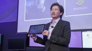 AMD全球資深副總裁暨事業部總經理Lisa Su展示搭載最新AMD APU的平板電腦