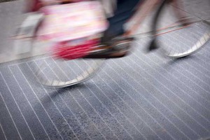 荷兰政府为SolaRoad计划所打造的第一条太阳能车道，已经正式开通，将为节能环保做出新贡献。