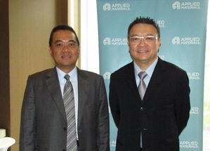應用材料台灣區總裁余定陸(右)，與顯示器事業群副總裁郭怡之(左)