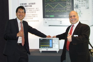 Bob Zollo(右)說，這款電源分析儀，是是德科技從電源市場邁向能源領域的全新里程碑。