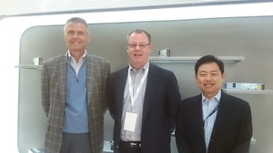左起为雅特生科技总裁暨执行长Jay L. Geldmacher ；中为总裁杜史迪；右为亚太暨日本区销售副总裁王士裕
