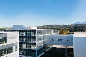 英飞凌落实工业4.0 概念。其位于奥地利菲拉赫新启用的综合大楼总面积达17,000平方公尺，其中1,800平方公尺用于无尘室生产，1,900平方公尺做为实验室。