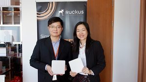 Ruckus產品發表記者會，許卉嫻(右)及萬家興(左)表示，Ruckus Unleashed可以提供更優質的Wi-Fi連線。
