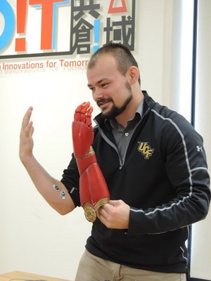 Limbitless Solutions义肢制作团队营运长Dominique Courbin展示以3D列印制作的钢铁人义肢手臂。