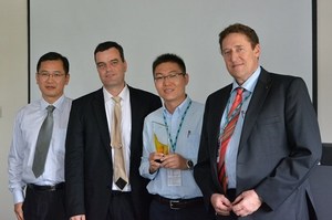 浩亭（HARTING）获得SMEC颁发的2015年度最佳服务供应商奖。浩亭大客户经理郑红海（左三）代表浩亭接受奖杯。