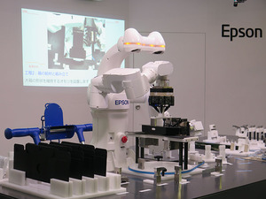 Epson的雙臂機器人已經能夠執行更複雜的工作，例如摺紙盒