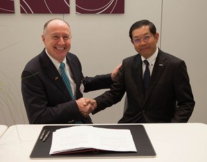 西门子公司数位工厂部执行长Anton S.Huber（左）和松下公司执行长Hiroyuki Aota（右）出席签约仪式（source：Business Wire）