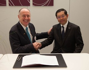 西門子公司數位工廠部執行長Anton S.Huber(左)和松下公司執行長Hiroyuki Aota(右)出席簽約儀式(source:Business Wire)