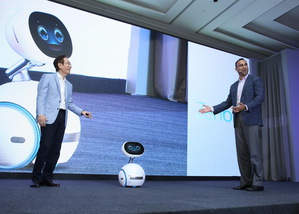 英特尔副总裁暨客户运算事业群总经理Navin Shenoy与华硕董事长施崇棠，在台上和内含英特尔处理器及Intel RealSense实感技术的华硕Zenbo机器人进行互动。