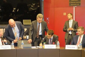 英飞凌EXO成员的身分参加了位于法国史特拉斯堡的欧洲议会举办的签约仪式。