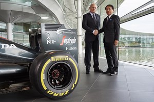 McLaren Technology Group總裁暨CEO Ron Dennis與NTT Communications總經理暨CEO Tetsuya Shoji 合影（Photo: Business Wire）
