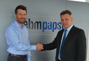 RS Components全球商務經理Steve Keep(左)與ebm-papst全球業務總監Jochen Friess合影。