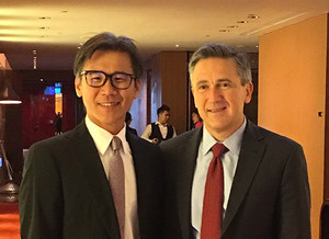 英特格總裁暨執行長Bertrand Loy(右)與台灣分公司總經理謝俊安(左)在創業50周年展現對未來前景的高度信心與期待。