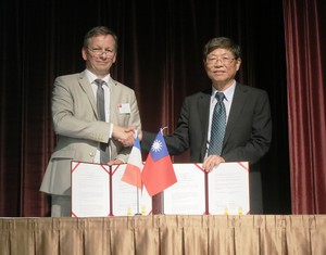 資策會與法國LETI進行合作備忘錄簽訂儀式，圖為雙方簽約代表─資策會何寶中副執行長(右)、Leti 歐洲副執行長Laurent Herault(左)於會後合影。
