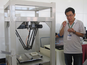 工研院於「奈米技術國際論壇暨產品展示會」展示將奈米技術導入自動化工業領域，將機器手臂效能再提升。