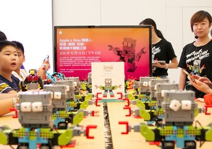 优必选科技于香港新城市广场Apple Store展示如何组装拼搭出独特的Jimu机器人。 （source: UBTECH ROBOTICS）