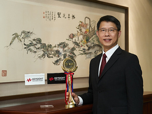 台湾是德科技董事长暨总经理张志铭领取金商奖优良外商奖。