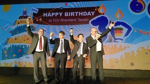 集團營運長Ralf Scheller （左二）帶領高階主管一起舉杯慶祝台灣德國萊因30週年慶。