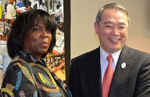 （左）聯合國WFP執行署長Ertharin Cousin與（右）NEC代表取締役會長遠藤信博合影