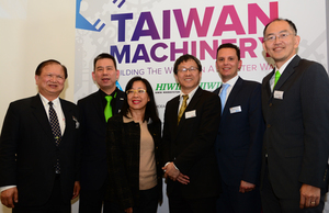 台灣駐德代表謝志偉(右三)與貿協,台達電,上銀科技與大同公司代表於漢諾威合影