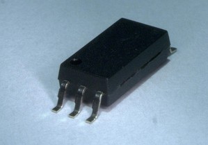 採用SO6L封裝的IC光電耦合器可安裝於最大高度為4.15mm的SDIP6（F型）產品的焊盤佈局上。(photo: Toshiba / Business Wire)
