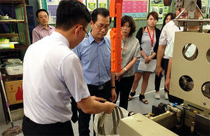 許景翔總經理(左二)向環保署長李應元(左三)說明其濕式貴金屬環保回收技術