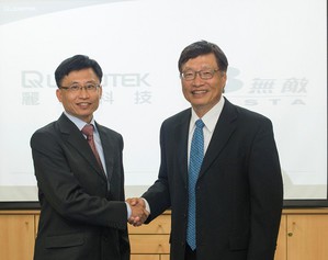 丽台科技与无敌科技签署合作备忘录，丽台科技事业处总经理周世伟(左)与无敌科技总经理杨人捷(右) 合影。