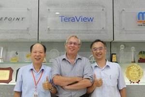 筑波科技行销??总经理许楝材(左)、工程技术部协理汤凯元(右)与TeraView 应用事业群Philip Taday博士(中)