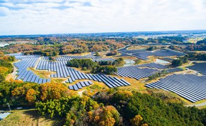 再生能源开发商的艾贵能源将在嘉义县义竹乡投入开发设置容量达70.2MW的太阳能案场。图为艾贵能源在日本水?市的太阳能项目。