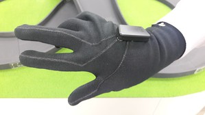 智慧遙控手套為體感智慧型紡織品，為紡織品加入監測與感測功能。(攝影/陳復霞)