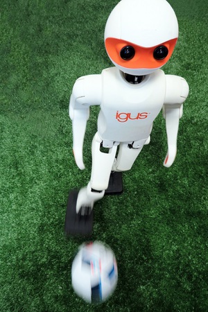 igus类人平台赢得了2017年机器人世界杯类人组足球赛青少年组别的世界冠军。（来源：波恩大学AIS）