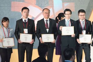 陸聯精密榮獲第26屆台灣精品獎，由陳士端總經理代表領獎 (圖中)。