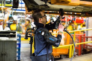 機械外骨骼背心EksoVest是Ford用來降低員工在汽車裝配過程當中身體負荷的先進科技。(source:Ford)