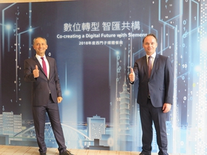 台湾西门子总裁暨执行长艾伟(左)与软体工业总经理席德??(右)指出，西门子将积极协助台湾推动制造、能源和基础建设的转型升级，打造智汇永续的愿景。