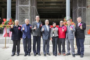 聯發科技新大樓上樑典禮 - 左四聯發科技執行長蔡力行、左三聯發科技總經理陳冠州、右四聯發科技副總經理暨人資長林秀瑜。