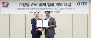 KEPCO公司执行??总裁暨技术长Dong-Sub Kim(左起)与Arm公司物联网服务事业群总裁Dipesh Patel签署合作协议