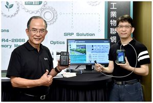 宇瞻科技致力推動智慧物聯，董事長陳益世(左)和總經理張家騉(右)首推植物照度計與手持輝度計，以專業光譜技術與IIoT SRP整合套件強勢登場。