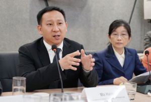 华为云核心网产品线总裁马海旭（左）发布OceanConnect车联网平台。