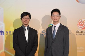 资策会科法所举办「TPIPAS专业人员交流研讨会」,图为资策会科法所苏柏毓组长与资深专业人员黄天伟律师於会後合影。
