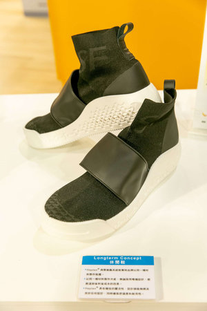 巴斯夫与隆鼎实业合作打造概念鞋，采用聚氨窬及绿色材料Haptex皮革，可节省材料、减化生产流程并减少碳足迹。